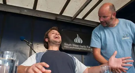 Да изядеш 33 глави чесън за 60 сек.