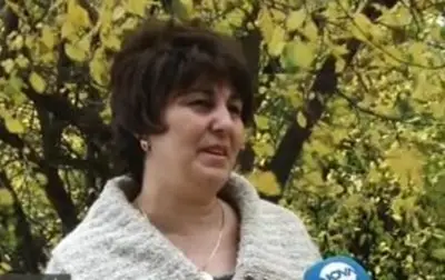 Деца се борят за живота на любимата си учителка (Видео)