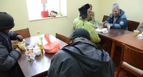 Кризисната трапезария спасява от студа бездомници