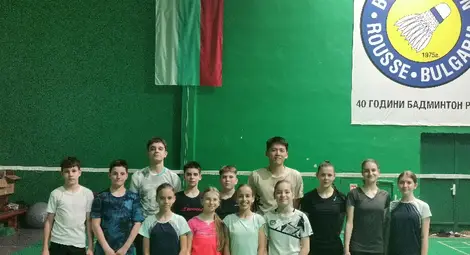 Китайски специалист помага за тренировките на бадминтона