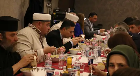 В Русе се състоя празнична вечеря ифтар, на която домакин беше районният мюфтия Юджел Хайредин В Русе се състоя празнична вечеря ифтар, на която домакин беше районният мюфтия Юджел Хайредин