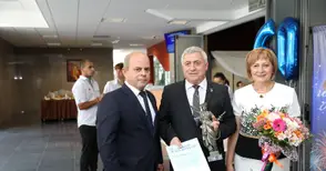 Стотици чакаха на опашка да поздравят проф. Белоев за 60-годишния му юбилей