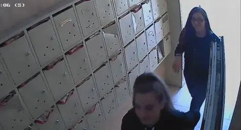 Камера засне как две тийнейджърки  драскат върху ремонтирани стени