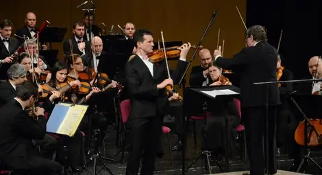 Препълнена зала и правостоящи  слушаха виртуоза Светлин Русев