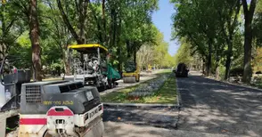Преасфалтират алеи  в Парка на младежта