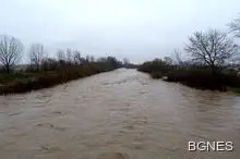 Багери вече работят на дигите на река Стряма