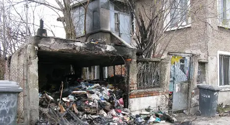 Изтормозени съседи запалиха превърнат в сметище гараж