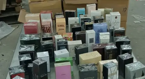 Фалшиви маркови парфюми скрити като строителни материали в камион