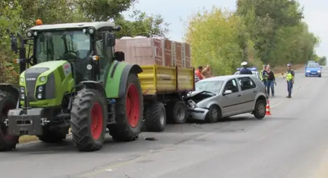 79-годишен шофьор се вряза в ремарке на спрял трактор
