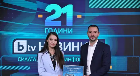 Антон Хекимян връчва отличието на Бесте Сабри