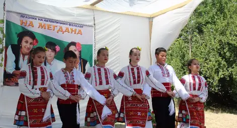 Самодейци от Ценово танцуваха и пяха на празник в Писарево