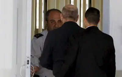 Бивш израелски премиер в затвора за подкупи