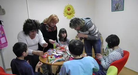 &bdquo;Дете и пространство&ldquo; събира с мартеници пари за люлка за инвалиди