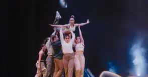 Танцьори разказват музикалната си история в червено, зелено и синьо