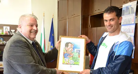 Зам.-кметът Григоров вдъхнови с личен подарък Великов преди мача на сезона