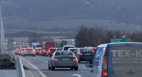 Километрична опашка на АМ „Тракия“ на изхода на София Километрична опашка на АМ „Тракия“ на изхода на София