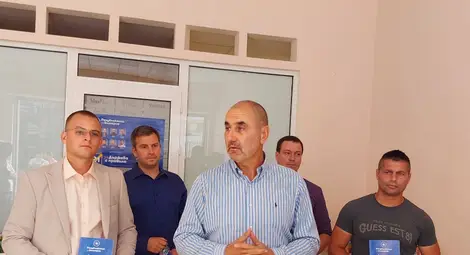 "Републиканци за България" символично избраха седалище срещу офис на ГЕРБ в Русе /галерия/ "Републиканци за България" символично избраха седалище срещу офис на ГЕРБ в Русе /галерия/