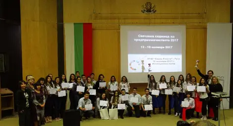 Ученици от Икономическата гимназия разработиха нови идеи, свързани конкретно с Русе.           Снимки: &bdquo;Утро&ldquo;, РУ и личен архив