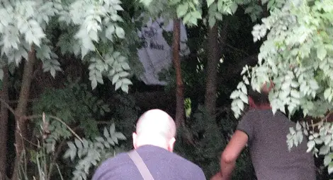 Самотник купил въже и отишъл да се обеси