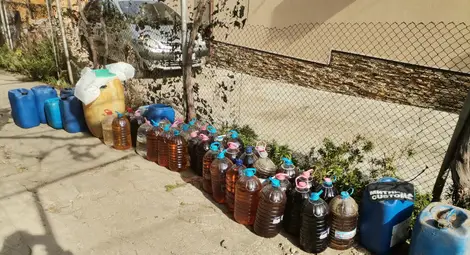 700 л нелегален алкохол откриха митничари при нерегистриран казан, 1455 л са задържани при други седем проверки