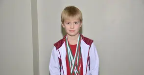 Триатлонистът Дарен с 3 медала от турнир по плуване