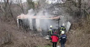 Бездомници запалиха фургон за билети на бивша жп спирка