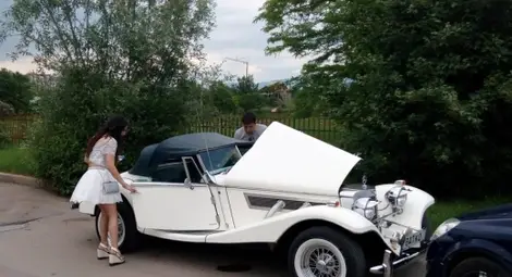 Шармантна абитуриентка с много скъп Мерцедес закъса насред пътя