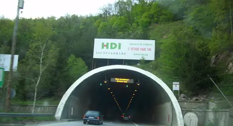 Хиляди заклещени в тунелите на магистралата след Правец