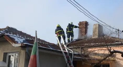 Пожар в къща подпали още две съседни сгради