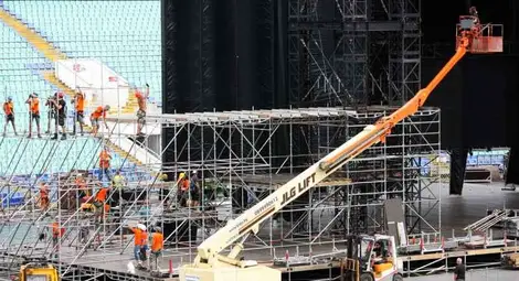 Строят Стената, която Роджър Уотърс утре ще събори /галерия/