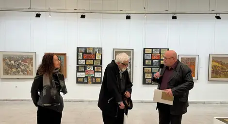 Стефан Кацаров с плакет от името на кмета на Русе Пенчо Милков за приноса му в развитието на Русенската живописна школа