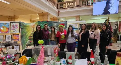 Студентите от клуб "Палитра" дариха 2000 лева от благотворителния коледен базар на двама студенти на Русенския универитет