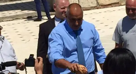 Божидар Димитров поля Борисов с вода от &bdquo;Свещения кладенец&rdquo; в Плиска