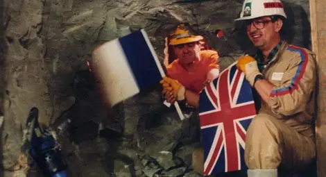 Исторически момент: Греъм Фаг (отляво) и Филип Козет се срещат през декември 1990 в прокопаната тръба под Ламанша.