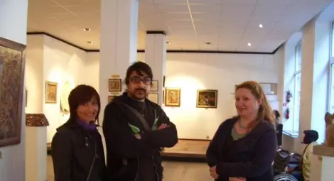 Четиригодишна Ирена Парашкевова  получава от майка си първия молив