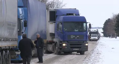 Барикади от тирове пращат колите в насрещното по бул. &bdquo;България&ldquo;