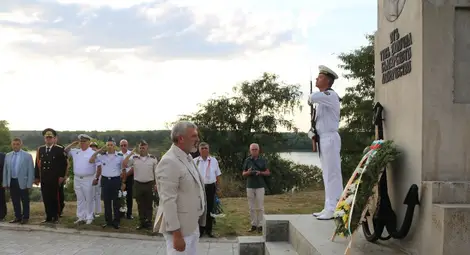 Драгомир Драганов с поздравление от командира на ВМС