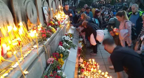 Хиляди почетоха паметта на превърналата се в ангел Виктория