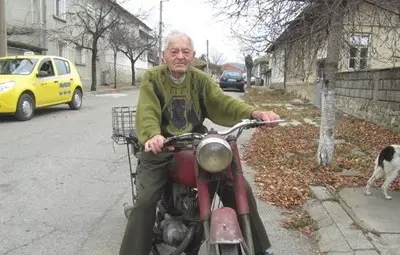 И на 90 години дядо от Дебелец кара мотора си