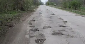 До края на седмицата изкърпват асфалта по пътя Русе-Червена вода