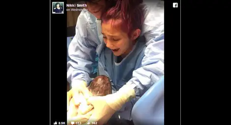 Момиченце изрод&ugrave; сам&oacute; малкото си братче 