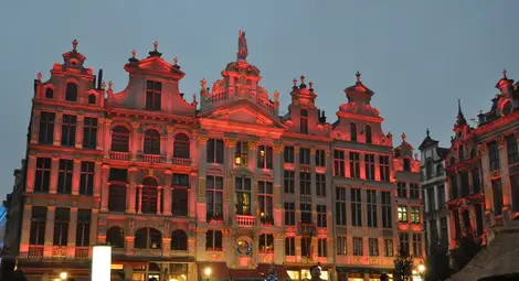 Как да се вдъхновим от Европа, докато Жулиен отваря бутилки