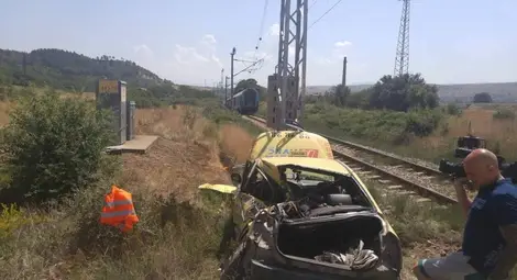 Влак удари такси в Кочериново Влак удари такси в Кочериново