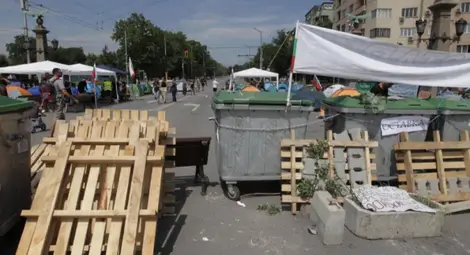 Остават блокирани кръстовищата на Орлов мост и пред МС