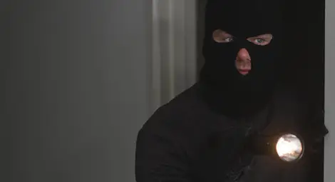 Разпознат маскиран грабител издал четиримата си помагачи