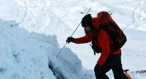 Хеликоптер вади заклещен между скалите сноубордист в Банско