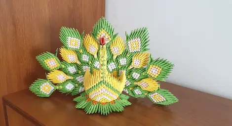 Съдебен помощник тъче бижута от мъниста на ръчно направен стан