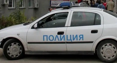 Капак на шахта заби кола в тротоар по "Ботев"