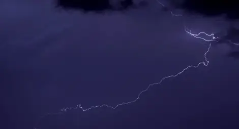 Мълния удари самолет, той продължи полета безаварийно /видео/