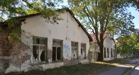 Правят паркинг на мястото на съборените  стари казарми във &bdquo;Възраждане&ldquo;